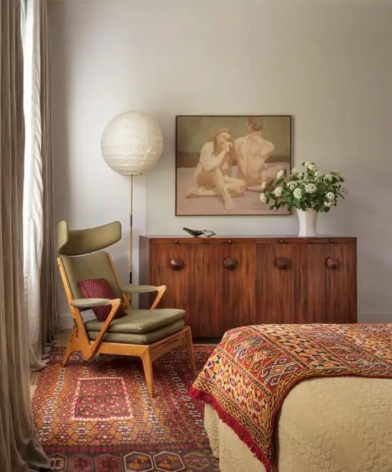 an organised and artsy vintage bedroom idea