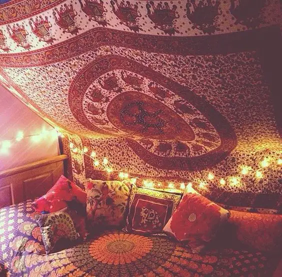 simple hippie bedroom with minimum stuff