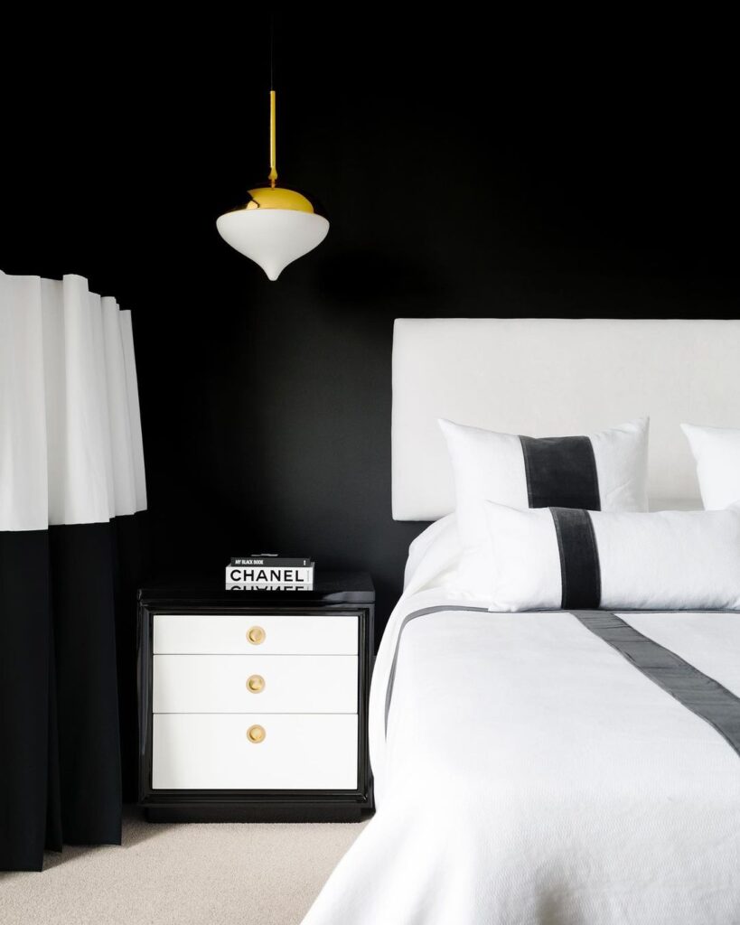 15 Aesthetic Black And White Bedrooms With Some Stunning Decor! | Room ...