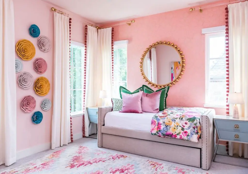 pink preppy room with flowers