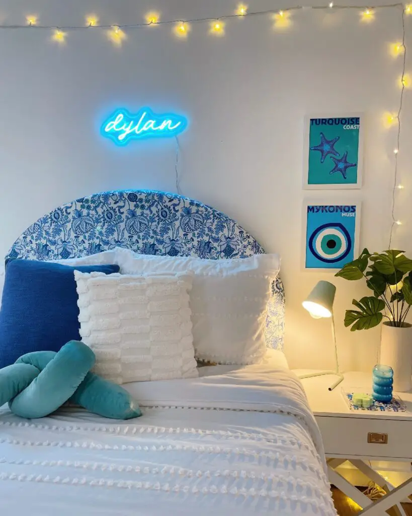 blue and white preppy bedroom idea