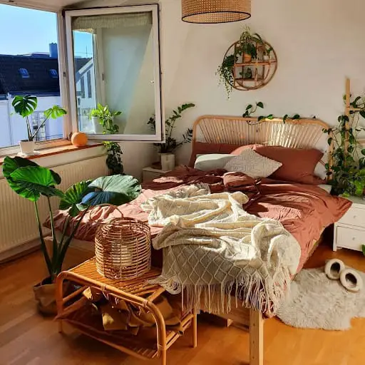 natural earthy bedroom decor idea with cane furniture