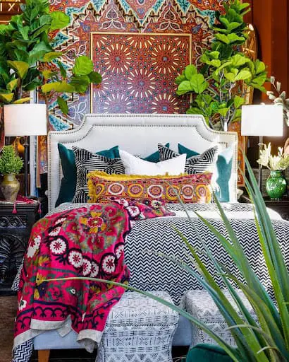 Moroccan boho bedroom idea with colprs