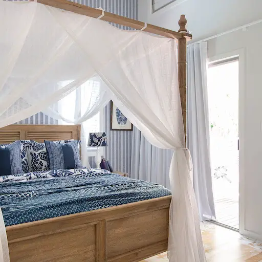 four poster bed in the coastal bedroom