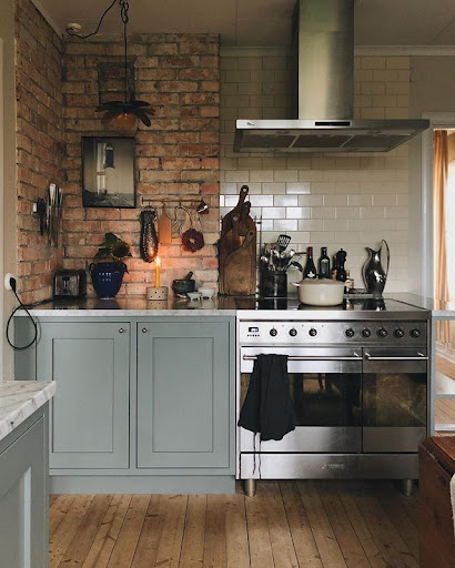 brick and mosaic tiles in the kitchen