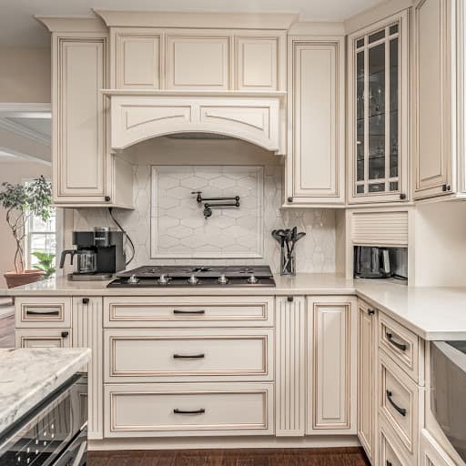 farmhouse kitchen design idea with cabinets