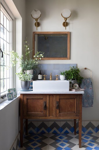 vintage bathroom lighting idea over the mirror