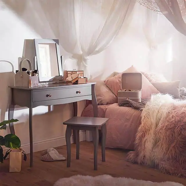 pink coquette bedroom idea