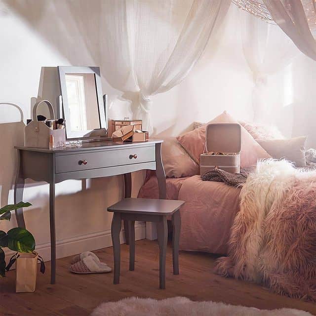 pink coquette bedroom idea