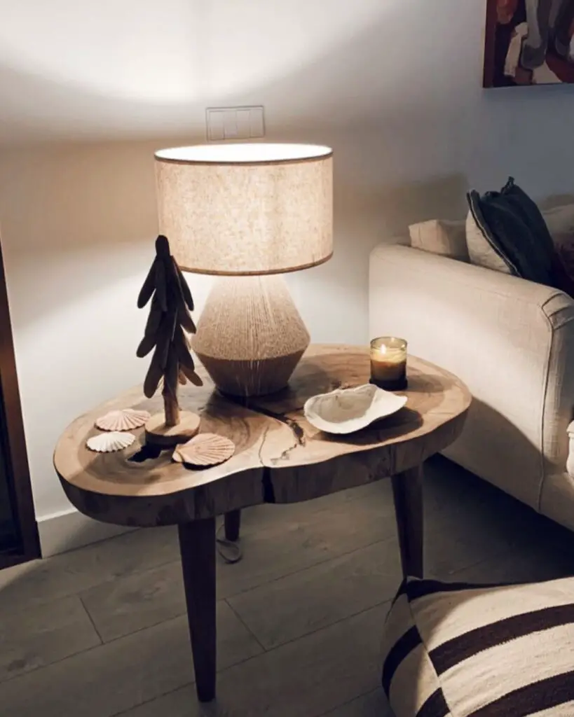 side table decor idea with lamp shade