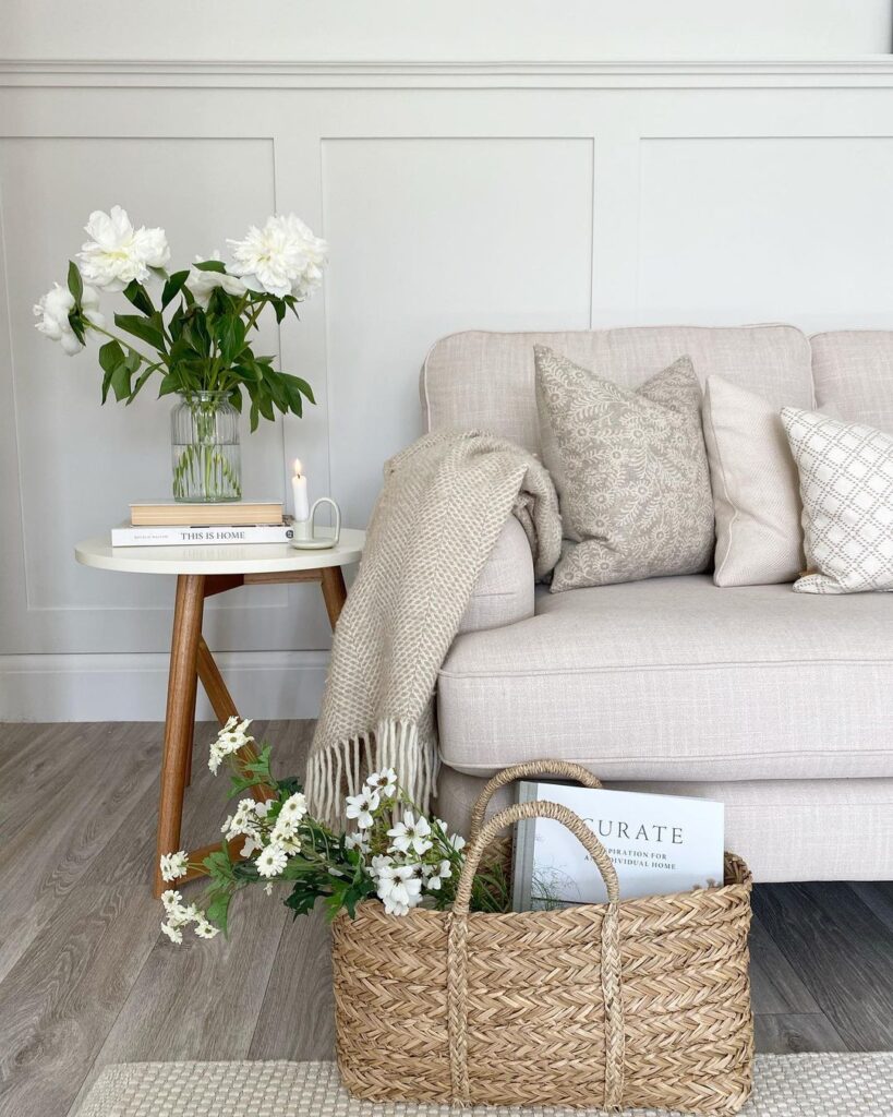 side table decor idea with flowers